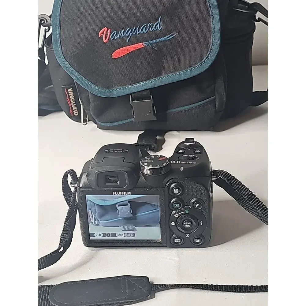 Fuji Fujifilm Finepix S1000 FD 10MP Digital Camera w/12x Zoom in Vanguard case